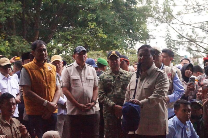 Panglima TNI Jenderal TNI Agus Subiyanto (Kedua Kanan) mendampingi Presiden Republik Indonesia Prabowo Subianto (Pertama Kanan) dalam kunjungan kerja ke wilayah terdampak banjir di Kabupaten Aceh Tamiang, Jumat (12/12/2025). (Foto: NOA.co.id/HO- BPMI Setpres/Puspen TNI).