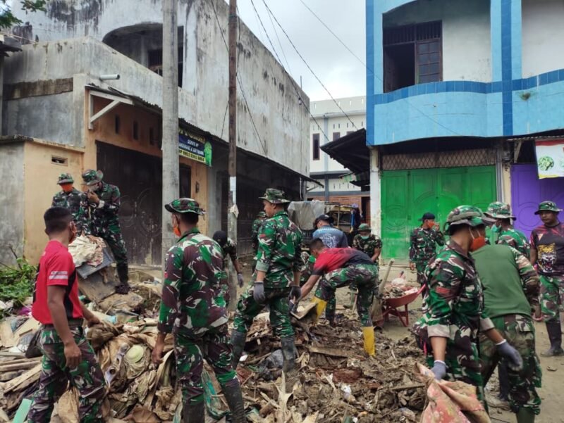 Prajurit TNI dari Yonif 115 melaksanakan kegiatan pembersihan area Pasar Kuala Simpang, Kabupaten Aceh Tamiang, Sabtu (27/12/2025). (Foto : NOA.co.id/Foto : HO-Puspen TNI).