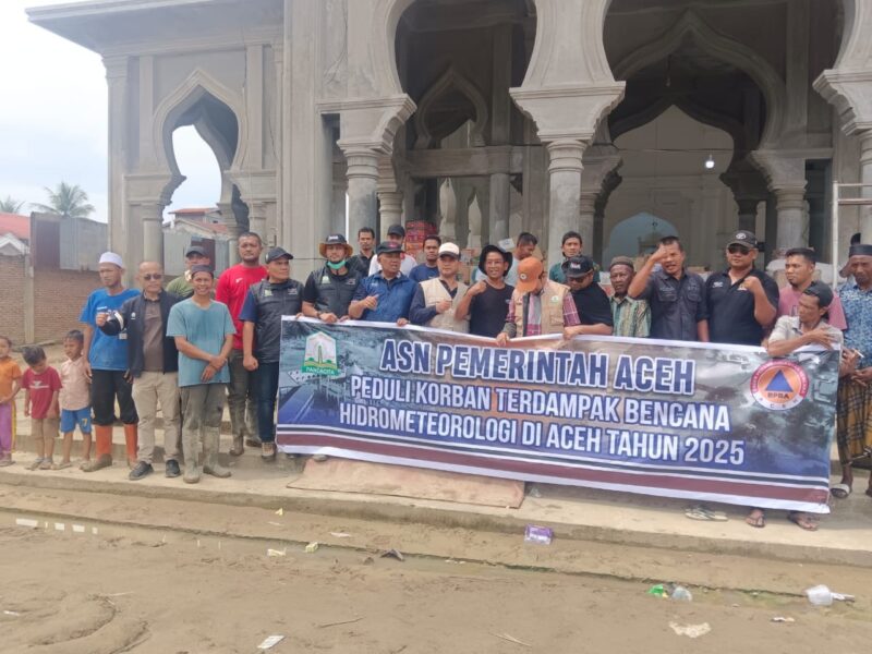 Relawan ASN BPBJ Setda Aceh melakukan gotong royong pembersihan lingkungan Dayah di Kabupaten Aceh Utara sebagai bagian dari pemulihan pascabencana, Senin–Selasa (29–30/12/2025). Foto: Dok. Istimewa