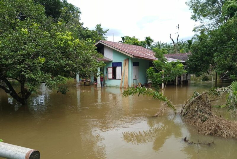 Pemukiman warga desa gunong meunasah tergenang air, Kecamatan Setia Bakti, Kabupaten Aceh Jaya, Senin (20/10/2025). Foto: Dok. Sanusi/NOA.co.id