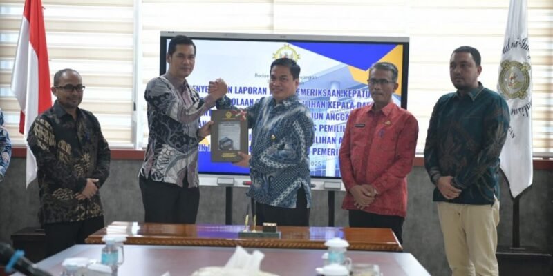 Sekda Aceh M. Nasir menghadiri penandatanganan dan penyerahan LHP Kepatuhan Belanja Pilkada 2024 di Kantor BPK RI Perwakilan Aceh, Jumat (5/12/2025). Foto: Dok. Biro Adpim Setda Aceh 