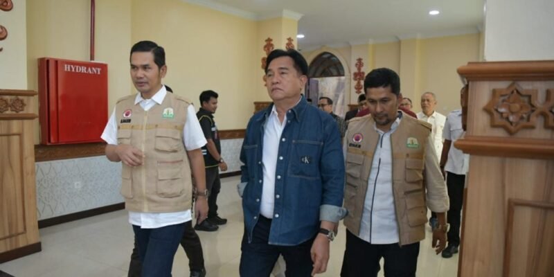 Sekda Aceh M. Nasir menjemput Menko Kumham Imigrasi dan Hukum RI, Yusril Ihza Mahendra, setibanya di Bandara Sultan Iskandar Muda, Aceh Besar, Rabu (10/12/2025). Foto: Dok. Biro Adpim Setda Aceh