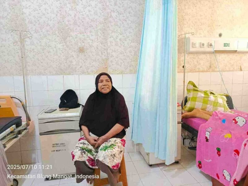 Dekriati, peserta JKN PPU, mendampingi suaminya saat menjalani observasi di rumah sakit Kota Lhokseumawe dengan layanan BPJS Kesehatan. Foto: Dok. Istimewa