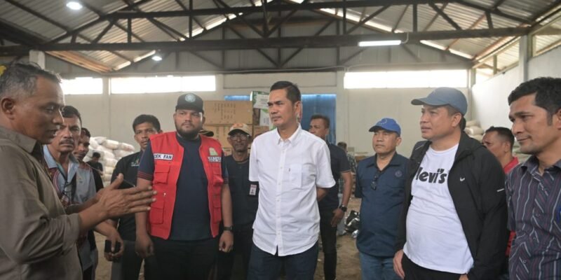 Sekda Aceh M. Nasir meninjau Posko Logistik di Pelabuhan Krueng Geukueh, Aceh Utara, untuk memastikan ketersediaan dan distribusi bantuan bagi korban banjir dan longsor, Sabtu (27/12/2025). Foto: Dok. Biro Adpim Setda Aceh