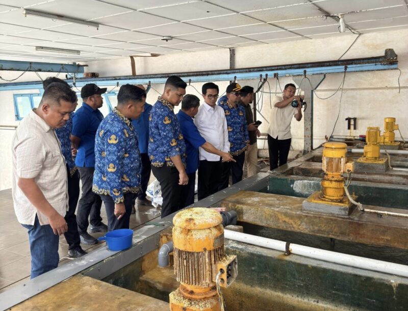 Wakil Wali Kota Banda Aceh Afdhal Khalilullah meninjau WTP Tirta Daroy di Lambaro untuk memastikan kestabilan pasokan air bersih, Senin (1/12/2025). Foto: Dok. Diskominfo Kota Banda Aceh