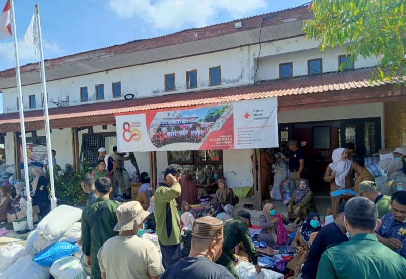 Sejumlah Pegawai Pemerintah dengan Perjanjian Kerja (PPPK) Aceh Jaya terlibat aktif dalam kegiatan penyortiran bantuan kemanusiaan di Markas Palang Merah Indonesia (PMI) Aceh Jaya, Selasa (23/12/2025). Foto: Dok. Sanusi/NOA.co.id