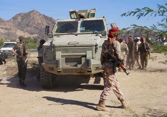 Anggota pasukan kelompok separatis utama Yaman, Dewan Transisi Selatan, berkumpul di daerah pegunungan tempat mereka melancarkan operasi militer di provinsi selatan Abyan, Yaman, 15 Desember 2025. REUTERS/Stringer