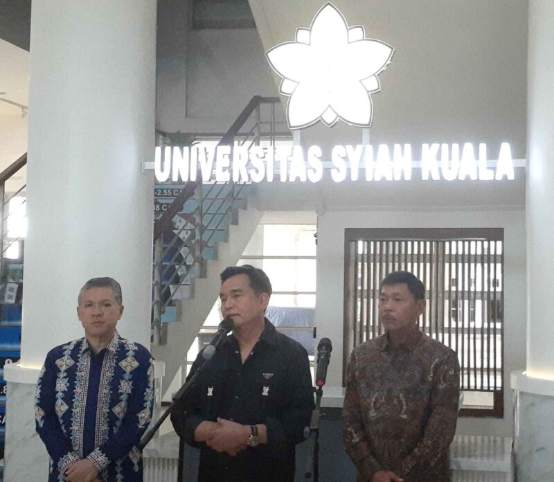 Menko Kumham Imipas, Yusril Ihza Mahendra (Tengah) didampingi Anggota Komisi Reformasi Percepatan Polri, Jenderal (Purn) Pol Idham Azis (Pertama Kanan) dan Prof. Dr. Ir. Marwan, IPU (Pertama Kiri) saat publik hearing bersama para civitas akademika USK, UIN, para tokoh masyarakat dan LSM di Universitas Syiah Kuala, Banda Aceh, Kamis (12/11/2025). (Foto : NOA.co.id/Farid Ismullah).