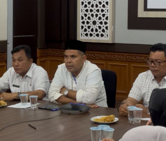 Plt Kepala Dinas Pendidikan Aceh, Murthalamuddin, saat menutup Lomba Guru dan Tenaga Kependidikan Berprestasi Aceh Tahun 2025, Jumat (21/11/2025). Foto: Dok. Dinas Pendidikan Aceh