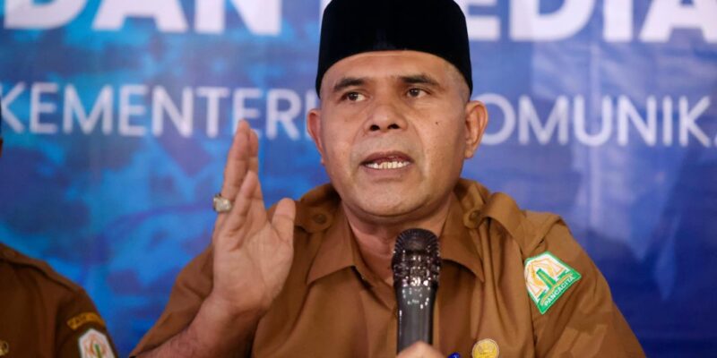 Plt Kepala Dinas Pendidikan Aceh, Murthalamuddin, memberikan keterangan terkait dukungan Kemendikdasmen untuk perbaikan fasilitas pendidikan yang rusak akibat bencana hidrometeorologi, Selasa (2/12/2025). Foto: Dok. Biro Adpim Setda Aceh 