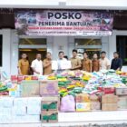 Perwakilan Dinas Pendidikan Aceh menyerahkan bantuan kemanusiaan kepada petugas Posko Bencana Alam Pemerintah Aceh di Kantor Gubernur Aceh, Selasa (9/12/2025). Foto: Dok. Dinas Pendidikan Aceh