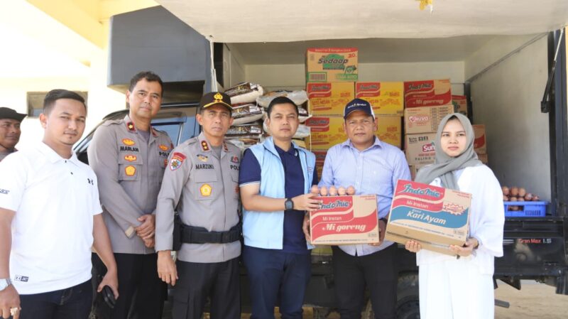 Kapolda Aceh Irjen Pol. Drs. Marzuki Ali Basyah menyerahkan bantuan kemanusiaan berupa paket sembako untuk warga Langsa, Senin (1/12/2025). Foto: Dok. Istimewa