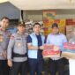Kapolda Aceh Irjen Pol. Drs. Marzuki Ali Basyah menyerahkan bantuan kemanusiaan berupa paket sembako untuk warga Langsa, Senin (1/12/2025). Foto: Dok. Istimewa