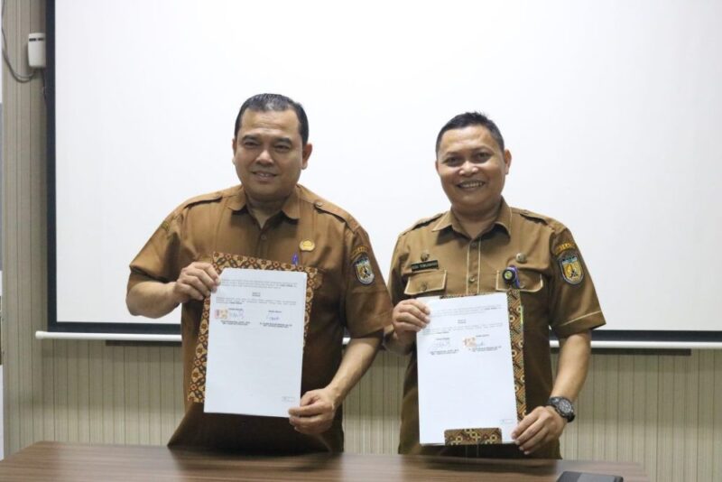 Kepala Disdukcapil Banda Aceh Heru Triwijanarko dan Direktur RSUD Meuraxa dr. Taufik Wahyudi Mahady menandatangani PKS pemanfaatan data kependudukan, Senin (15/12/2025). Foto: Dok. Diskominfo Kota Banda Aceh