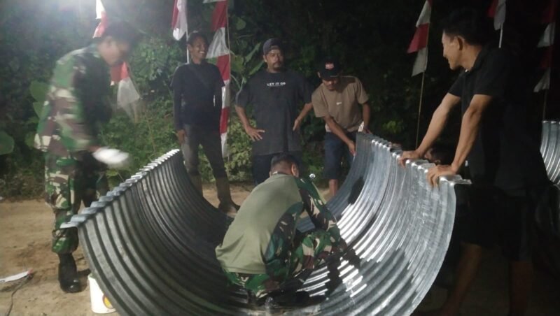 Personel TNI bersama warga bergotong royong menyelesaikan pemasangan Jembatan ARMCO bantuan Kasad di Kecamatan Birem Bayeun, Aceh Timur, guna memulihkan akses transportasi pascabencana, Senin (22/12/2025). Foto: Dok. Istimewa