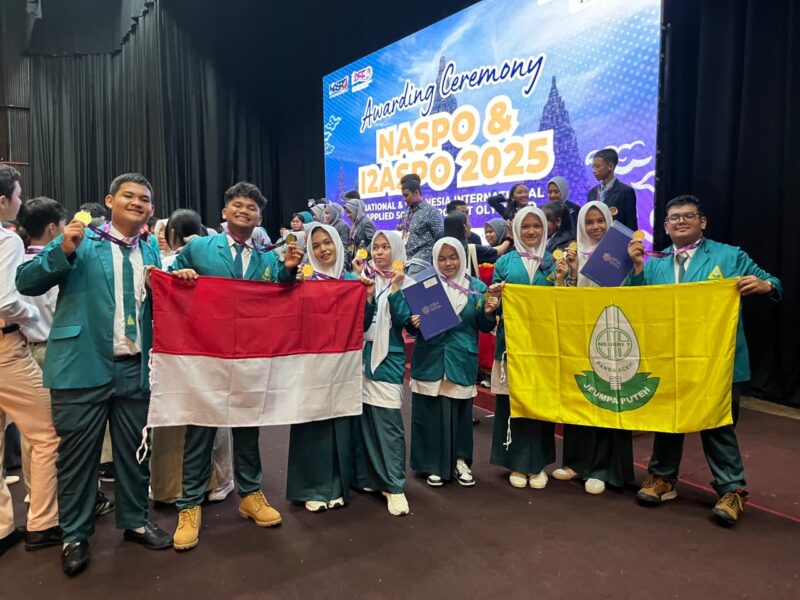 Tim siswa SMAN 1 Banda Aceh bersama guru pembimbing usai meraih dua medali emas dan satu special award pada ajang I2ASPO 2025 di Universitas Gadjah Mada, Yogyakarta. Foto: Dok. Istimewa
