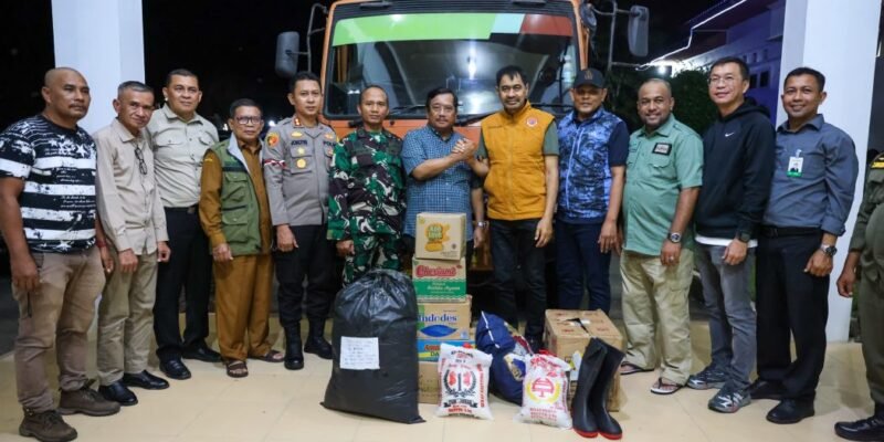 Gubernur Aceh Muzakir Manaf (Mualem) meninjau titik banjir di Aceh Singkil dan menyerahkan bantuan darurat kepada warga terdampak, Selasa (9/12/2025). Foto: Dok. Biro Adpim Setda Aceh