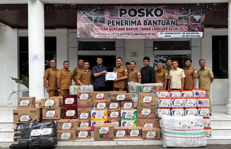 Plt. Kepala Biro Pengadaan Barang dan Jasa (PBJ) Sekretariat Daerah Aceh, Said Mardhatillah, S.STP., MM, menyerahkan bantuan dari Lembaga Kebijakan Pengadaan Barang/Jasa Pemerintah (LKPP) Republik Indonesia kepada Posko Donasi Pemerintah Aceh, Senin (15/12/2025). Foto: Dok. Istimewa