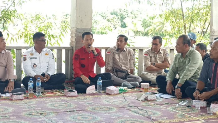 Bupati Aceh Barat, Tarmizi, SP., MM., berdialog dengan perwakilan petani saat Musyawarah Petani Pasca Bencana di Gampong Marek, Kecamatan Johan Pahlawan, Meulaboh, Minggu (21/12/2025). Foto: Dok. Pemkab Aceh Barat