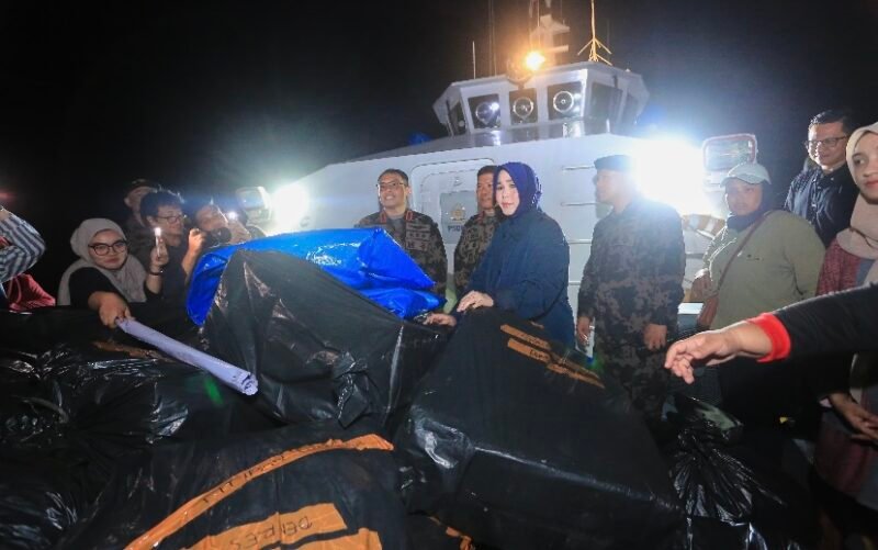 Wali Kota Banda Aceh Illiza Sa'aduddin Djamal melepas keberangkatan KP Hiu 12 yang membawa 3,5 ton bantuan kemanusiaan dari PSDKP Lampulo menuju Langsa, Sabtu (6/12/2025). Foto: Dok. Istimewa