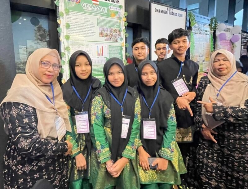 Siswa SMA Negeri 7 Banda Aceh bersama guru pembimbing usai meraih dua medali emas dan dua medali perak pada ajang NASPO Nasional 2025 di Universitas Gadjah Mada, Yogyakarta. Foto: Dok. Istimewa