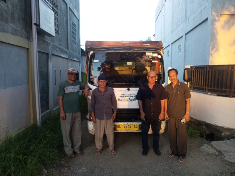 Relawan dan pengurus IKMAT Banda Aceh mempersiapkan bantuan kemanusiaan seberat 12 ton untuk korban banjir bandang Aceh Tamiang sebelum diberangkatkan, Sabtu malam (20/12/2025). Foto: Dok. Istimewa