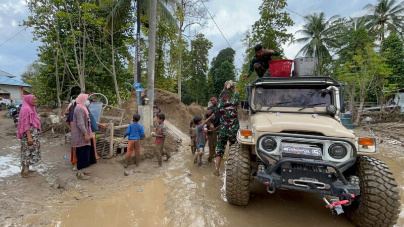 Personel Bekangdam Iskandar Muda menyiapkan dan mendistribusikan makanan dari dapur umum tanggap darurat kepada warga terdampak banjir di Kecamatan Meureudu, Kabupaten Pidie Jaya, Selasa (23/12/2025). Foto: Dok. Istimewa