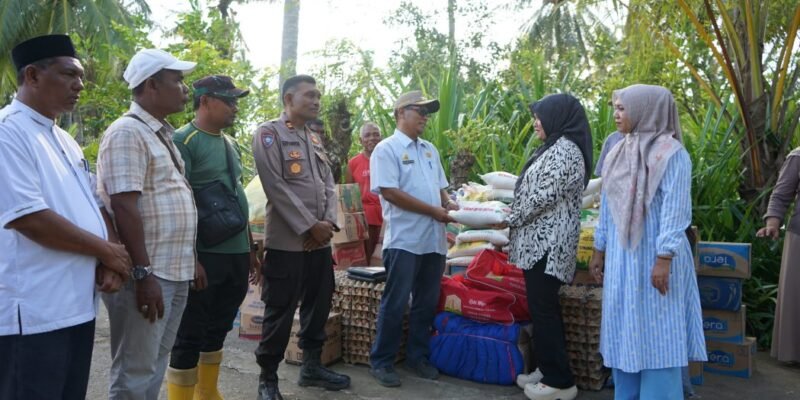Ketua Staf Ahli TP PKK Aceh, Mukarramah Fadhlullah, menyerahkan bantuan logistik kepada warga terdampak banjir di Gampong Kuala Ceurape, Kecamatan Jangka, Kabupaten Bireuen, Jumat (12/12/2025). Foto: Dok. Biro Adpim Setda Aceh