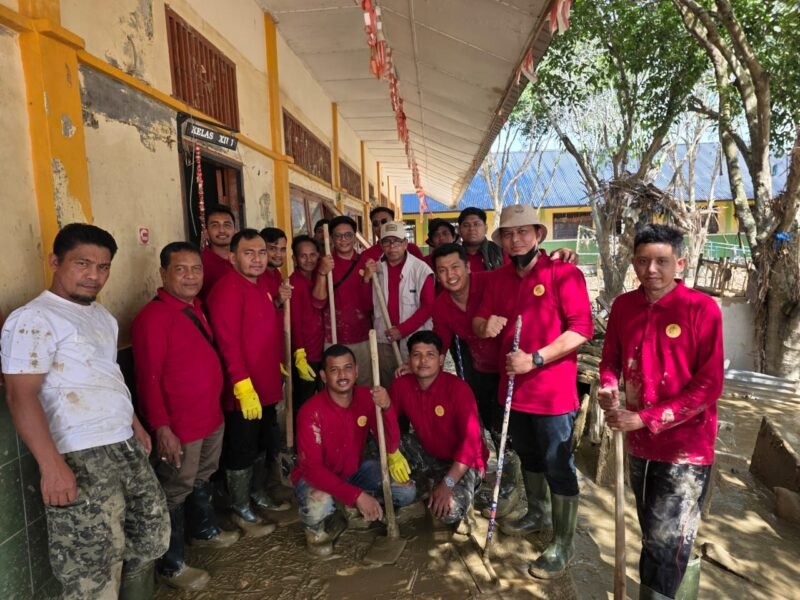 Relawan Lembaga Wali Nanggroe membersihkan fasilitas SMA Negeri 2 Percontohan Karang Baru, Aceh Tamiang, yang terdampak banjir dan longsor. Foto: Dok. Istimewa