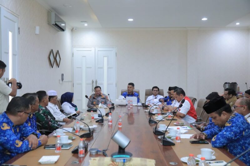 Wakil Wali Kota Banda Aceh Afdhal Khalilullah memimpin rapat koordinasi bersama Forkopimda dan Pertamina membahas stabilitas pasokan BBM dan LPG pascabanjir, Senin (1/12/2025). Goto: Dok. Diskominfo Kota Banda Aceh