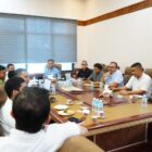 Plt Kepala Dinas Pendidikan Aceh, Murthalamuddin, memimpin rapat internal terkait pengaktifan Posko Tanggap Darurat bencana pendidikan di Banda Aceh, Jumat (28/11/2025). Foto: Dok. Dinas Pendidikan Aceh