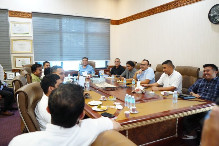 Plt Kepala Dinas Pendidikan Aceh, Murthalamuddin, memimpin rapat internal terkait pengaktifan Posko Tanggap Darurat bencana pendidikan di Banda Aceh, Jumat (28/11/2025). Foto: Dok. Dinas Pendidikan Aceh