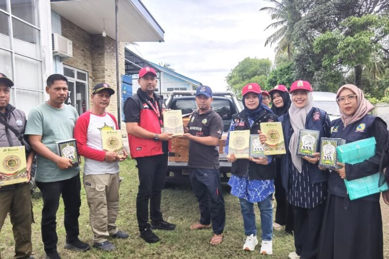 Plt. Kepala Dinas Sosial Aceh, Chaidir, menyerahkan bantuan wakaf Al-Qur’an dan buku Iqra’ kepada TKSK Pidie Jaya untuk masyarakat terdampak banjir, Kamis (25/12/2025). Foto: Dok. Istimewa
