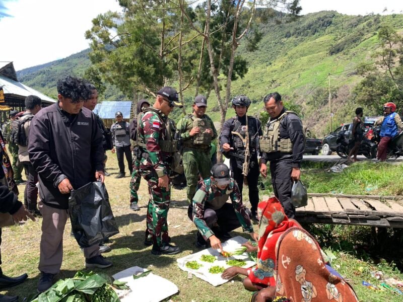Satgas Yonif 112/DJ bersama Forkopimda Puncak Jaya memborong hasil bumi mama-mama Papua di Pasar Abelom, Distrik Tinggi Nambut, Minggu (14/12/2025). Foto: Dok. Istimewa