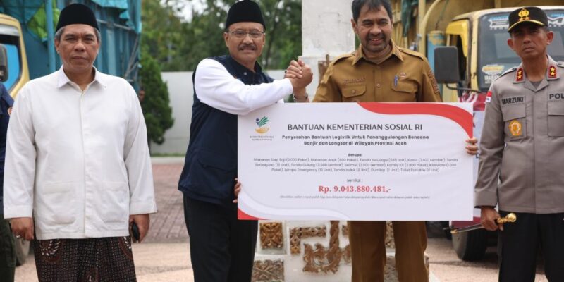 Gubernur Aceh H. Muzakir Manaf menerima bantuan logistik penanganan bencana senilai Rp9 miliar dari Menteri Sosial RI Saifullah Yusuf di Kantor Gubernur Aceh, Selasa (16/12/2025). Foto: Dok. Biro Adpim Setda Aceh