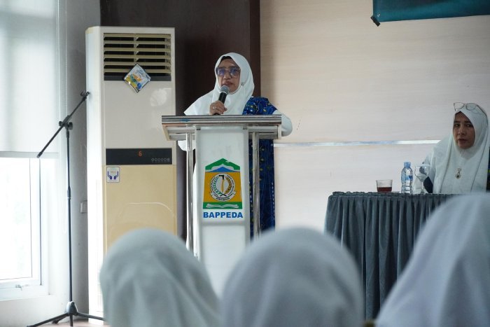 Ketua PD BKMT Aceh Besar Nurul Fazli, S.Ag membuka Rapat Kerja BKMT Tahun 2025 di Ruang Rapat Bappeda Aceh Besar, Kota Jantho, Selasa (16/12/2025). Foto: Dok. MC Aceh Besar