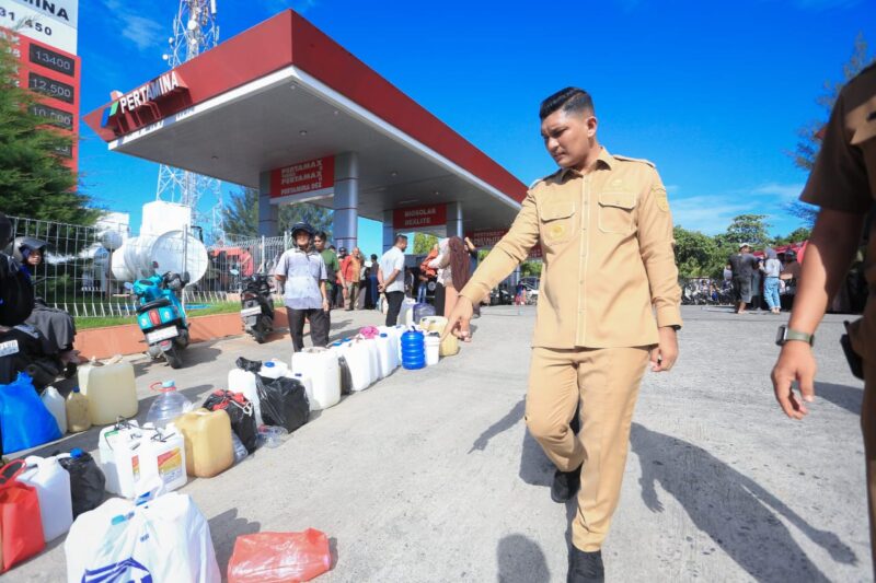 Wakil walikota Afdhal turun langsung ke setiap SPBU untuk memberi arahan kepada masyarakat, Selasa (2/12/2025). Foto: Dok. Istimewa