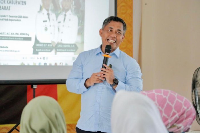 Ketua Pansel Dr. Kurdi menyampaikan hasil seleksi administrasi Calon Direktur Utama Perusda Pakat Beusare di Meulaboh, Jumat (12/12/2025). Foto: Dok. Pemkab Aceh Barat