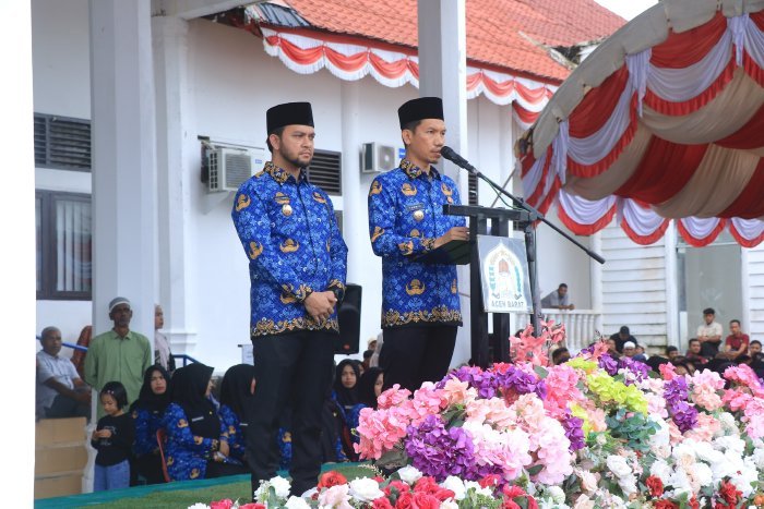 Bupati Aceh Barat Tarmizi SP, MM bersama Wakil Bupati menyampaikan sambutan pada acara penyerahan SK P3K Paruh Waktu Tahun 2025 di lingkungan Pemerintah Kabupaten Aceh Barat, Senin (29/12/2025). Foto: Dok. Pemkab Aceh Barat
