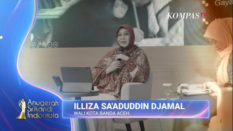 Wali Kota Banda Aceh Illiza Sa’aduddin Djamal menerima Anugerah Srikandi Indonesia 2025 Kategori Penggerak Pendidikan yang diselenggarakan oleh Kompas TV, Senin malam (22/12/2025). Foto: Dok. Prokopim Kota Banda Aceh