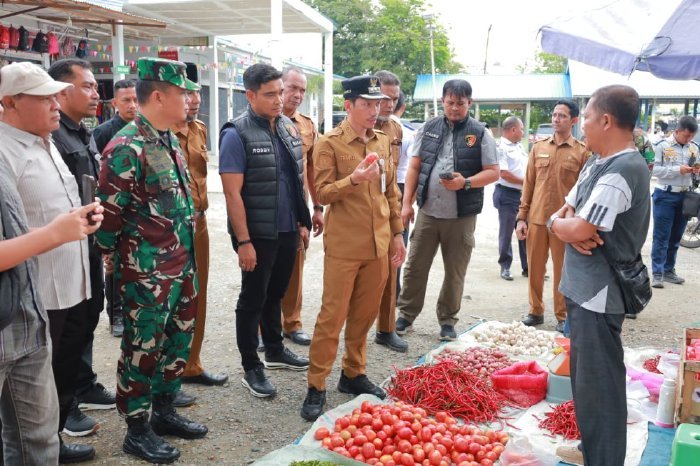 Bupati Aceh Barat Tarmizi bersama Dandim dan Kasat Reskrim meninjau Pasar Bina Usaha Meulaboh untuk memastikan stabilitas harga sembako, Selasa (2/12/2025). Foto: Dok. Pemkab Aceh Barat
