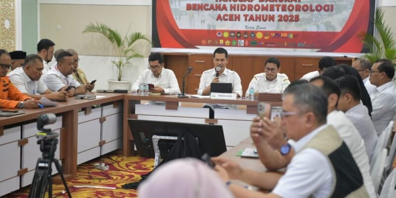 Rapat Koordinasi Penanggulangan Bencana Hidrometeorologi Aceh yang membahas kewaspadaan terhadap ancaman penyakit menular di lokasi pengungsian, dipimpin Sekda Aceh M. Nasir di Banda Aceh, Rabu (24/12/2025). Foto: Dok. Biro Adpim Setda Aceh