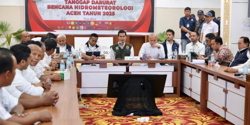 Sekda Aceh M. Nasir menerima jajaran pimpinan HIPMI, Kadin, IWAPI, dan organisasi lainnya di Posko Tanggap Darurat Aceh untuk membahas percepatan pemulihan pascabencana hidrometeorologi, Kamis (4/12/2025). Foto: Dok. Biro Adpim Setda Aceh 