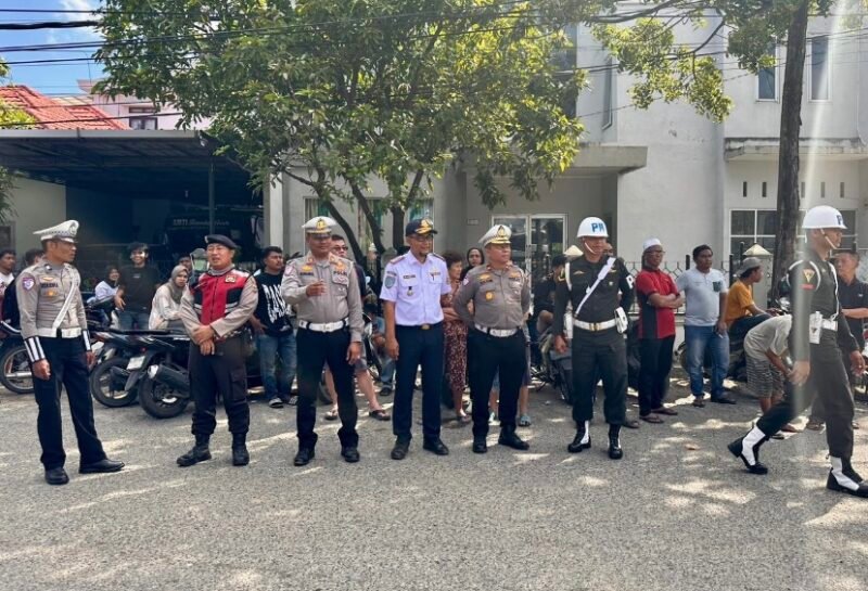 Petugas Dishub dan Satpol PP Banda Aceh melakukan rekayasa lalu lintas di sejumlah SPBU sesuai arahan Wali Kota Illiza untuk menjaga ketertiban warga yang mengantre BBM. Foto: Dok. Istimewa