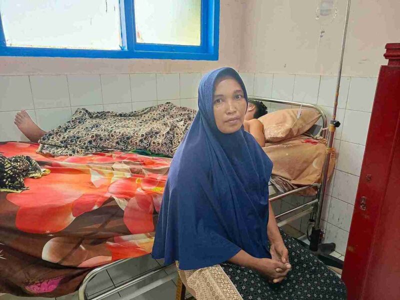 Samsidar mendampingi anaknya saat menjalani perawatan di RSUD Cut Meutia Aceh Utara menggunakan layanan Program JKN. Foto: Dok. Istimewa