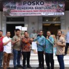 Kepala DPKA Aceh, Dr. Syaridin, bersama ASN DPKA menyerahkan bantuan untuk korban banjir dan longsor di Posko Bantuan Setda Aceh, Kamis (4/12/2025). Foto: Dok. Istimewa