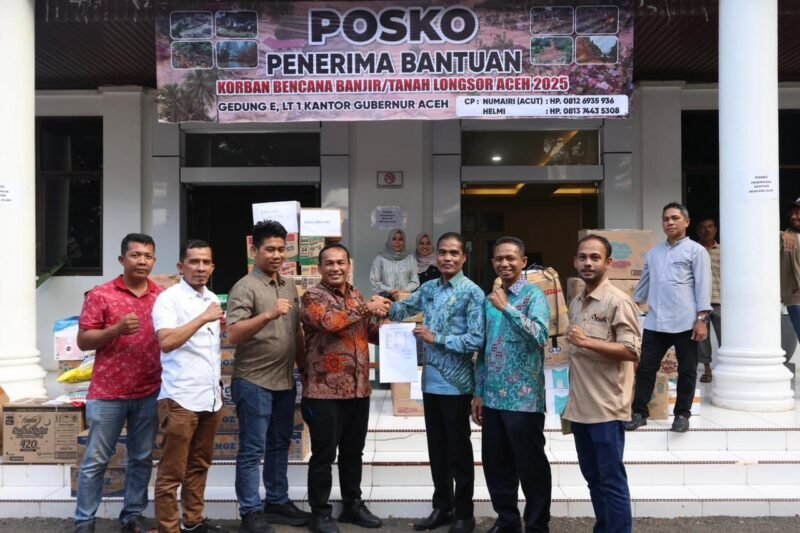 Kepala DPKA Aceh, Dr. Syaridin, bersama ASN DPKA menyerahkan bantuan untuk korban banjir dan longsor di Posko Bantuan Setda Aceh, Kamis (4/12/2025). Foto: Dok. Istimewa