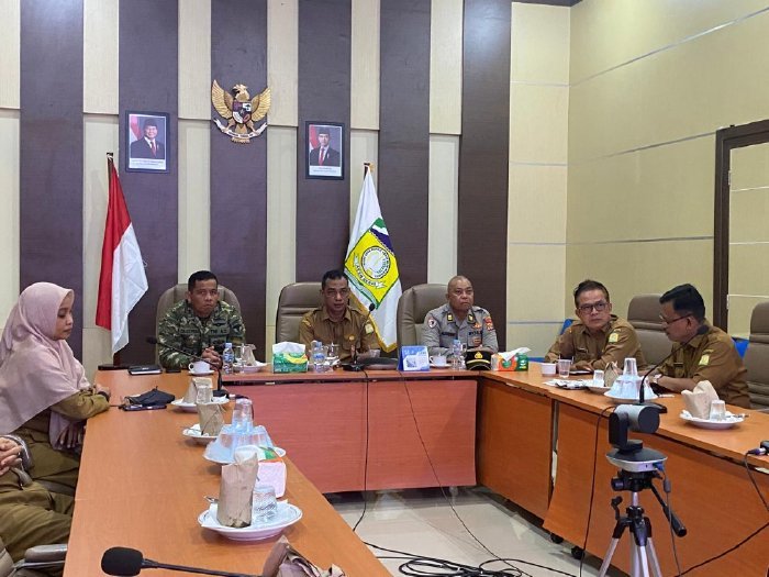 Pemkab Aceh Besar mengikuti Rakor Pengendalian Inflasi Daerah yang dipimpin Kemendagri secara virtual dari Kota Jantho, Senin (8/12/2025). Foto: Dok. MC Aceh Besar