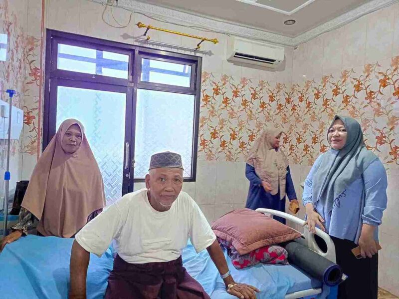 Tabrani (58), pensiunan asal Aceh Utara, menerima perawatan tifus di Rumah Sakit Kasih Ibu Kota Lhokseumawe dengan layanan penuh dari BPJS Kesehatan. Foto: Dok. Istimewa