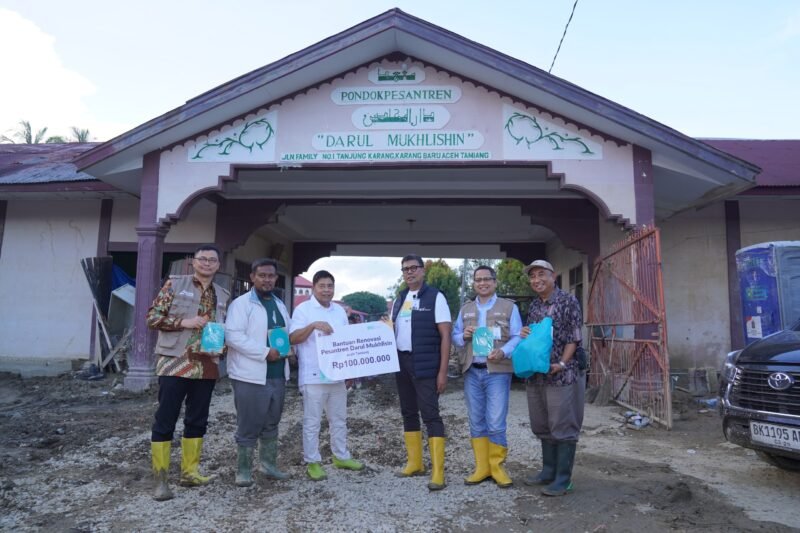 Direktur Utama Bank Syariah Indonesia Anggoro Eko Cahyo meninjau langsung pemulihan layanan BSI di Aceh pascabencana sekaligus menyalurkan bantuan kemanusiaan bagi masyarakat terdampak, Selasa (30/12/2025). Foto: Dok. Istimewa